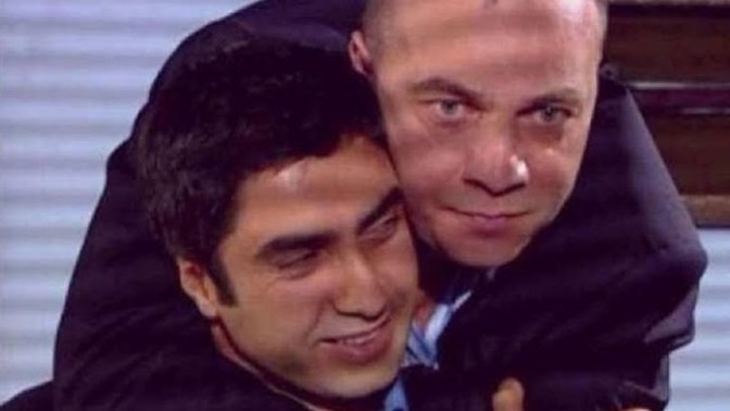 Dostunun düşmanı ile arkadaş olurmusun?