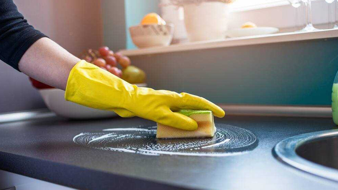 Mutfak tezgahındaki kurumuş yemek lekelerini hızlıca temizlemek için en etkili yöntem nedir?