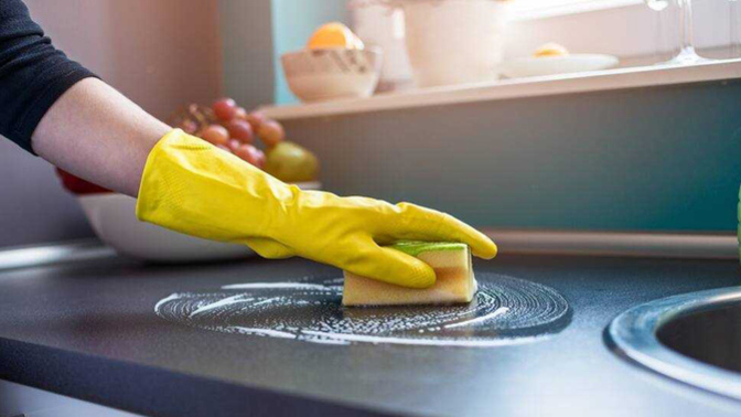 Mutfak tezgahındaki kurumuş yemek lekelerini hızlıca temizlemek için en etkili yöntem nedir?