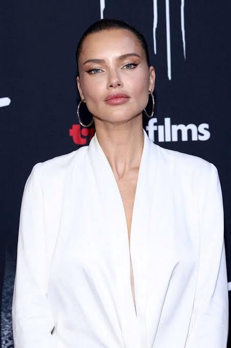 Margot Robbie mi daha güzel Adriana Lima mı?