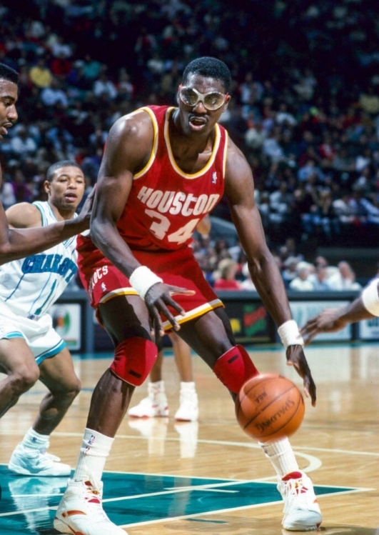 #SelamGençlik! Basketbolda Hakeem Olajuwondan sonra sizce favori pivotunuz/ 5 numaralı oyuncunuz kim ⛹️⛹️?