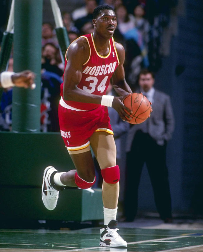 #SelamGençlik! Basketbolda Hakeem Olajuwondan sonra sizce favori pivotunuz/ 5 numaralı oyuncunuz kim ⛹️⛹️?