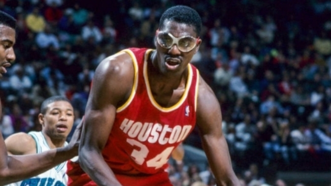 #SelamGençlik! Basketbolda Hakeem Olajuwon'dan sonra sizce favori pivotunuz/ 5 numaralı oyuncunuz kim ⛹️⛹️?