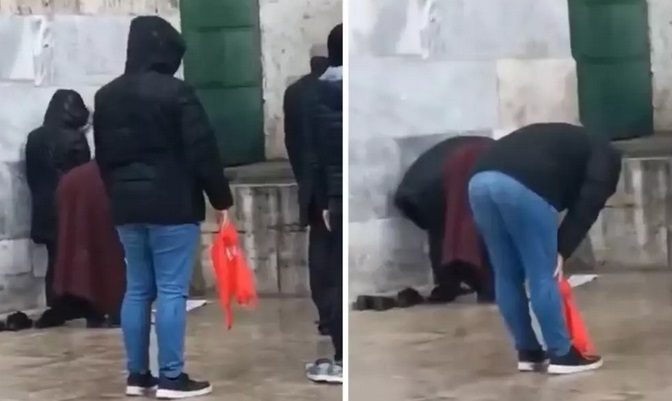 Yağmur altında namaz kılan vatandaşın videosu izleyenleri ikiye böldü! Sizce böyle olabilir mi?
