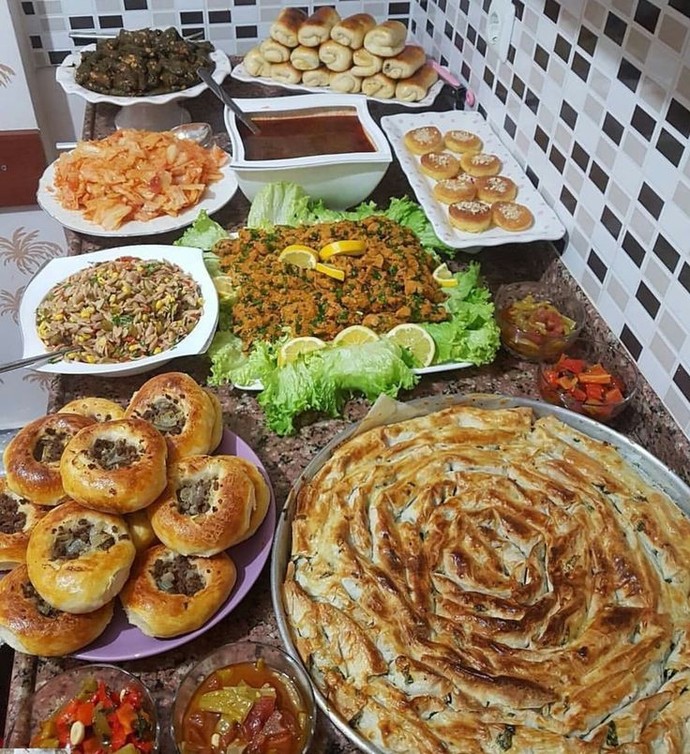 Evde elinin lezzetine güvendiğiniz, arada siparişler verdiğiniz o aile üyesi kim, ve en çok ne yapmasını istersiniz 😋😋?