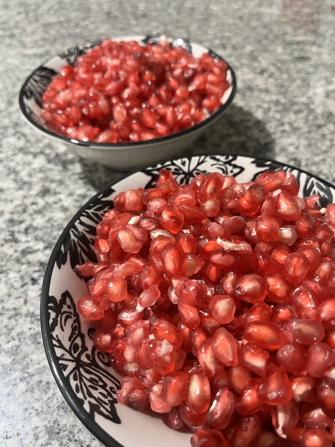 Seven sevdiğine nar mı ayıklar?