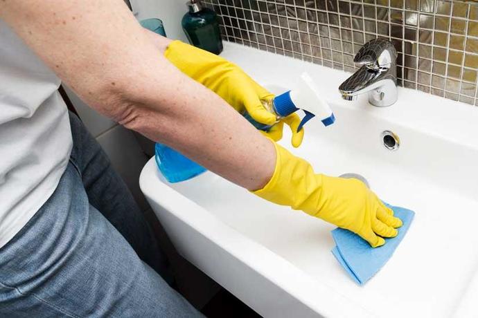 Banyo lavabosundaki su lekelerini ve sabun artıklarını kolayca temizlemek için hangi yöntemleri kullanıyorsunuz?
