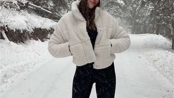 Kışın beyaz mont giymek moda mı oldu?