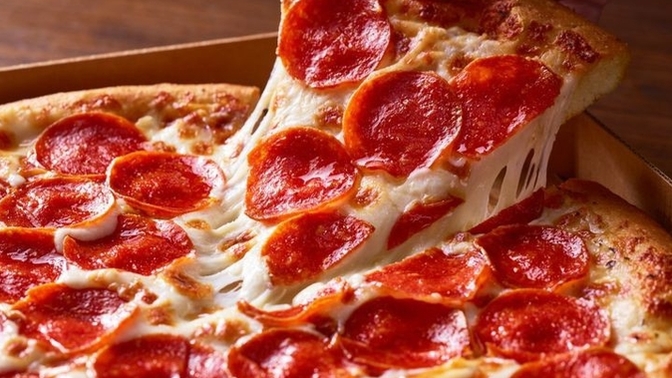 Kaşarlı sucuklu pizza dilimleri mi, kaşarlı sucuklu omlete ekmek bandırmak mı tercihiniz hangisi 😋👌?