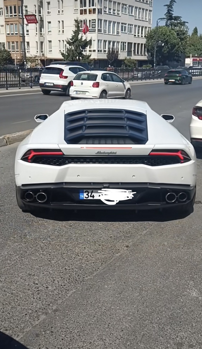 Lamborghini huracan almayı düşünüyorum fiyatı sizce nasıl almalımıyım?