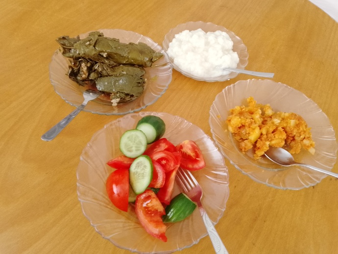 Bence fazla bundan daha az yemem lazım normalde ama yapacak bir şey yok yemek düşkünüyüm