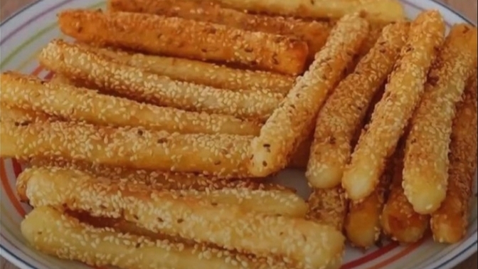 Susamlı patates kızartması müthiş bir atıştırma olur, hem doyurucu hem de lezzetli. Ne dersiniz 😋✌️?