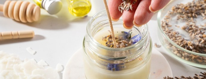 Oturma odasında farklı kokular denemek istiyorum mum mu yoksa tütsü mü daha etkili bir koku yayar? ?