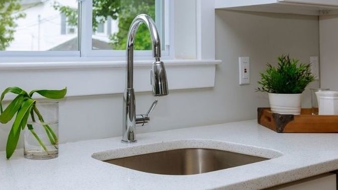 Mutfakta lavabo çevresinde biriken su lekelerini ve kireç kalıntılarını nasıl iz bırakmadan temizliyorsunuz?