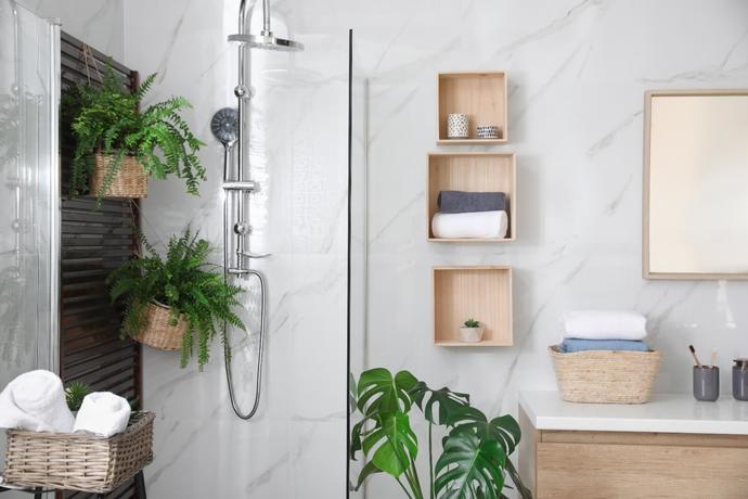 Küçük bir banyo dekorasyonunda hem depolama hem de şıklık sağlamak için neler yapılabilir?