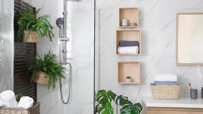 Küçük bir banyo dekorasyonunda hem depolama hem de şıklık sağlamak için neler yapılabilir?