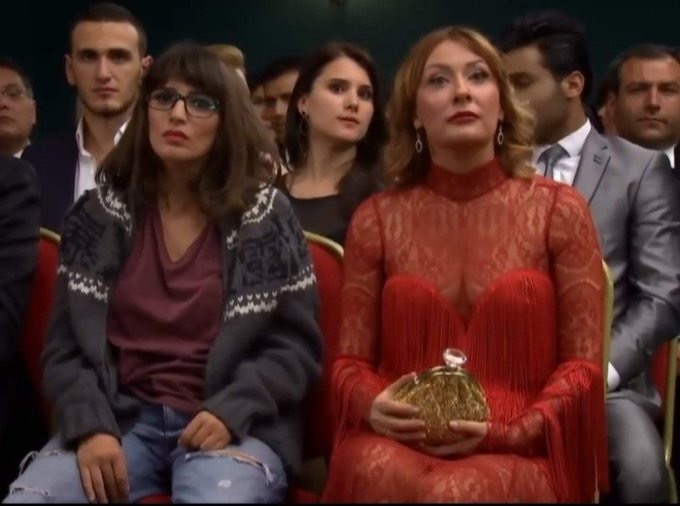 Sevgiliniz aradı ve hemen hazırlan 10 dk’ya alıyorum seni dedi peki şık mı olursunuz yoksa rüküş mü?