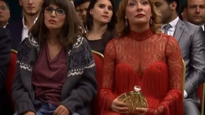 Sevgiliniz aradı ve hemen hazırlan 10 dk’ya alıyorum seni dedi peki şık mı olursunuz yoksa rüküş mü?