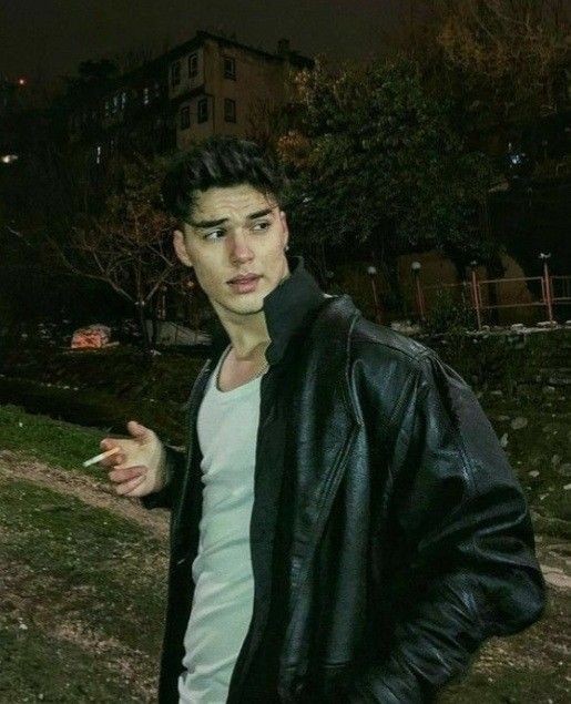 Bir erkeği yakışıklı gösteren kasları mıdır dış görünüşü müdür?