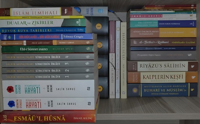 Kardeşimin kitaplığı güzel mi?