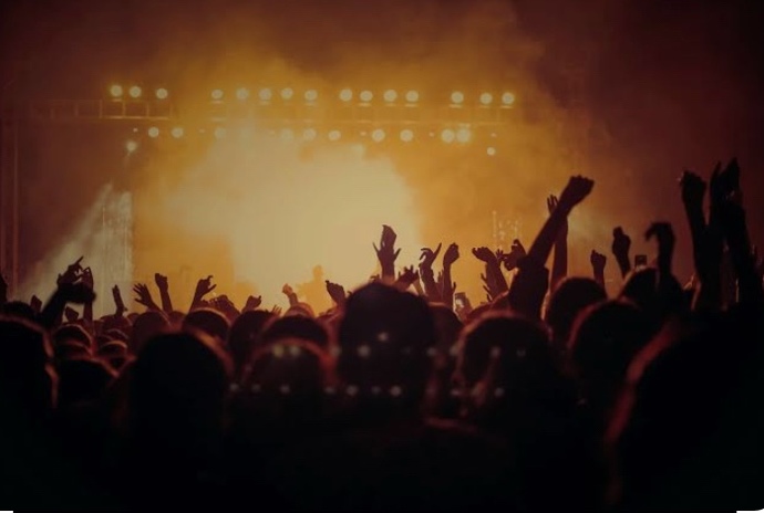 Ünlü bir şarkıcı olsanız hangi şehirde ücretsiz konser vermek isterdiniz?