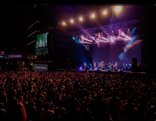Sizinle kimin konserine giderdim söyleyim mi?