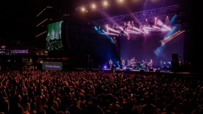 Sizinle kimin konserine giderdim söyleyim mi?