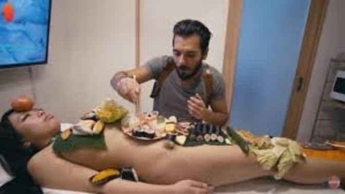 Japonyanın geleneği kadın üstünde yemek yemekmiş nasıl buldunuz?