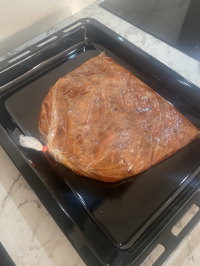 Yemek yapan erkek üç adım önde midir?