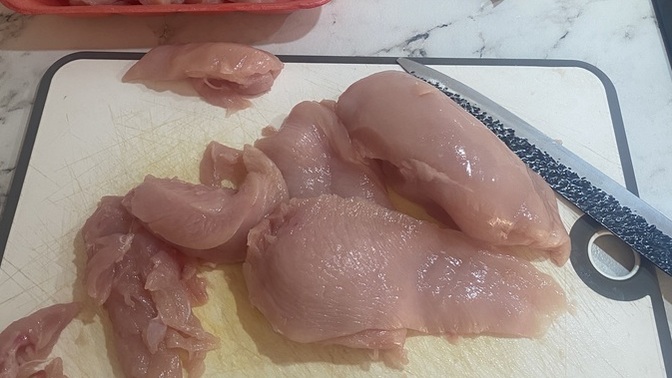 Yemek yapan erkek üç adım önde midir?