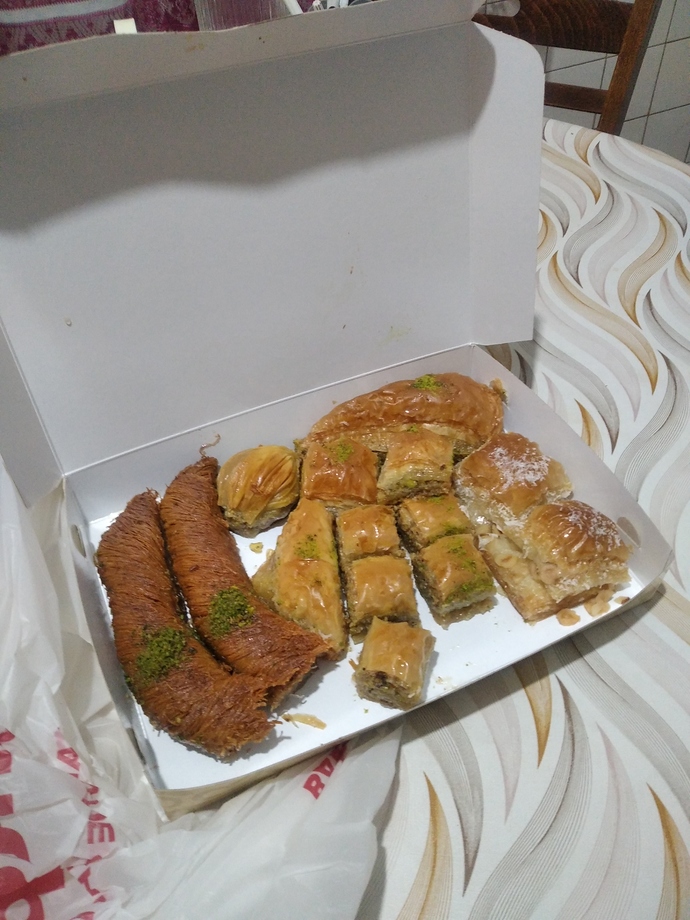 Baklava mı daha tatlı yoksa ben mi 😂?