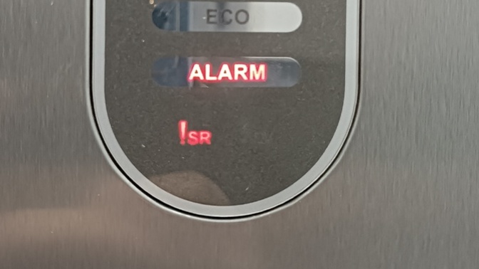 Buzdolabım bu şekilde uyarı veriyor neden olabilir. Kapağını kontrol ettim kapalıydı. Vestel markası?