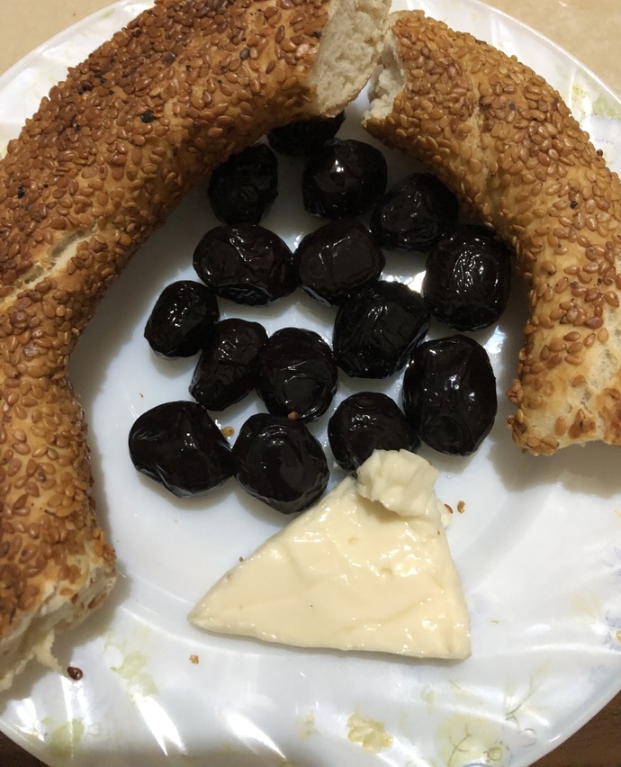 Simir karper zeytin ve sıcak çay