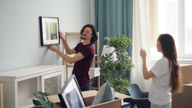 Evde eşyaları düzenlerken eşimle fikir ayrılığına düştüğümüzde nasıl ortak bir çözüm bulabiliriz?