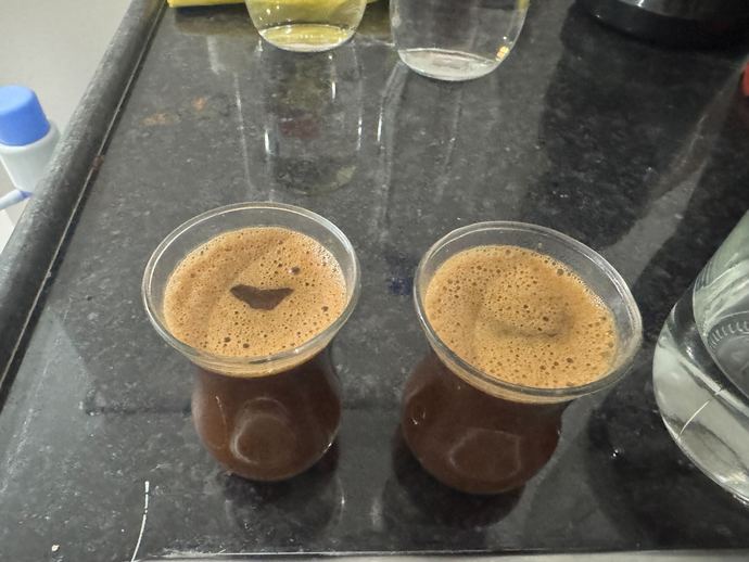 Türk kahvesini çay bardağında servis etmeye başlasak ne olur ki?