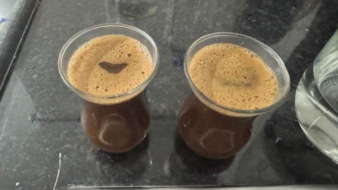 Türk kahvesini çay bardağında servis etmeye başlasak ne olur ki?