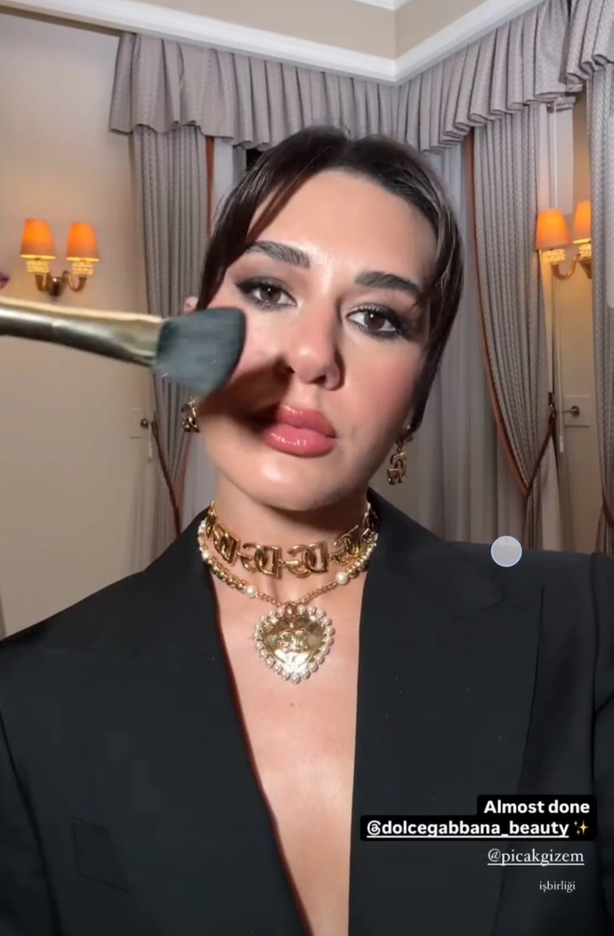 Şükrü Özyıldız gibi yakışıklı şu kız da ne buluyor ya?