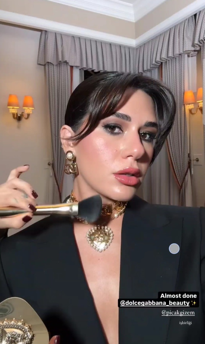 Şükrü Özyıldız gibi yakışıklı şu kız da ne buluyor ya?