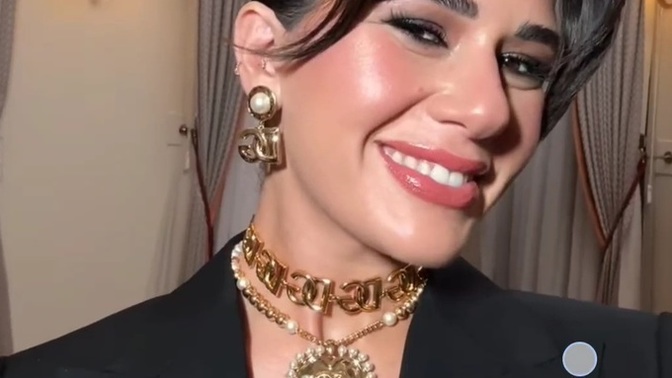 Şükrü Özyıldız gibi yakışıklı şu kız da ne buluyor ya?
