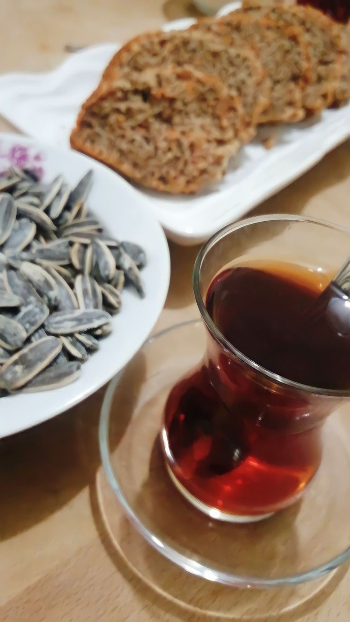 Çay severmisiniz şekerlerim çekirdeğin yanında kaymak gibi mideye iniyür beaa 😀✨