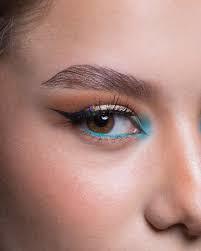 Kuyruklu eyeliner çekmenin modası geçti mi?