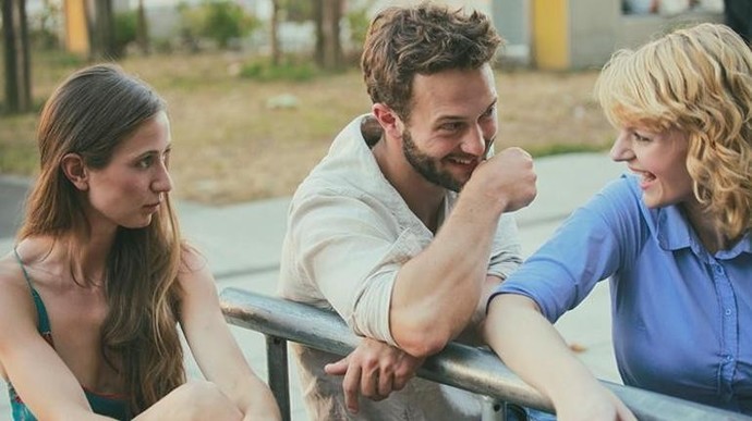 Sevgilinizi kıskandığınızda sevgilinize mi kızarsınız, yoksa kıskanmanıza sebep olan kişiye mi?