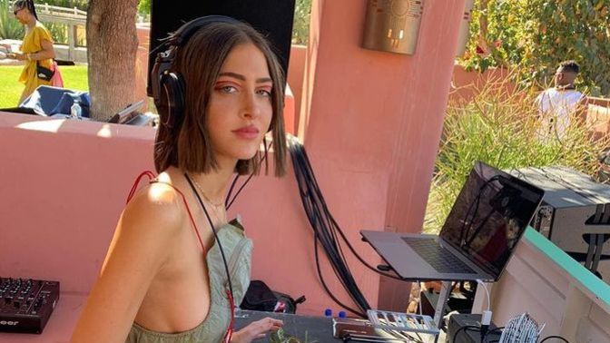 Bir etkinlikte DJ olsaydın, listene ilk hangi şarkıyı koyardın?