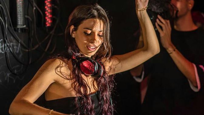 Spotify'da döndürüp durduğun, şu anki favori şarkın hangisi?
