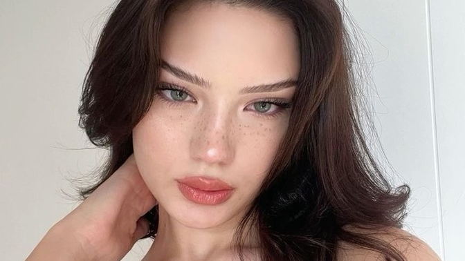 Esra Bilgiç Mi Daha Güzel? Petek Alemdar Mı?