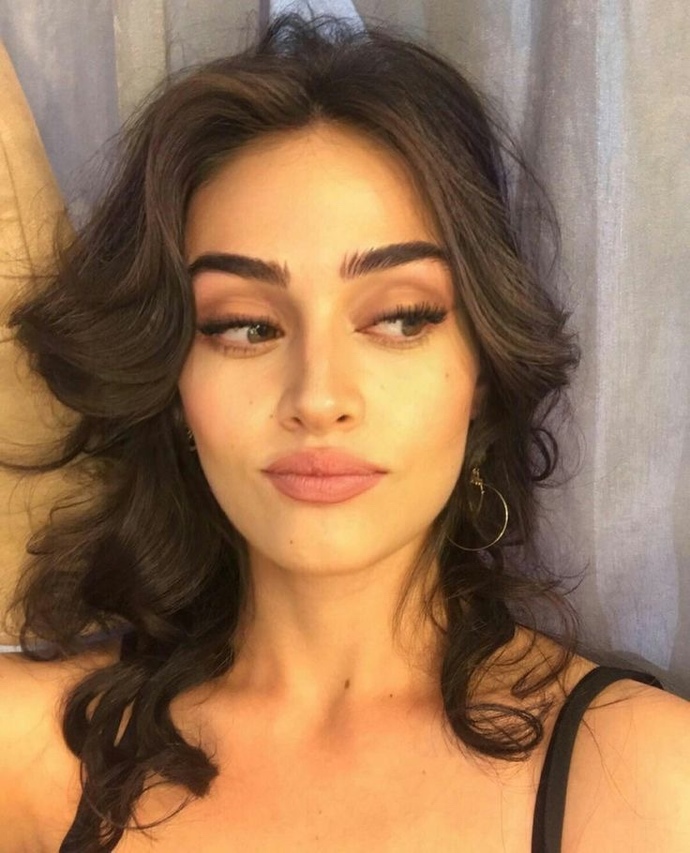 Adriana Lima Mı? Esra Bilgiç Mi?