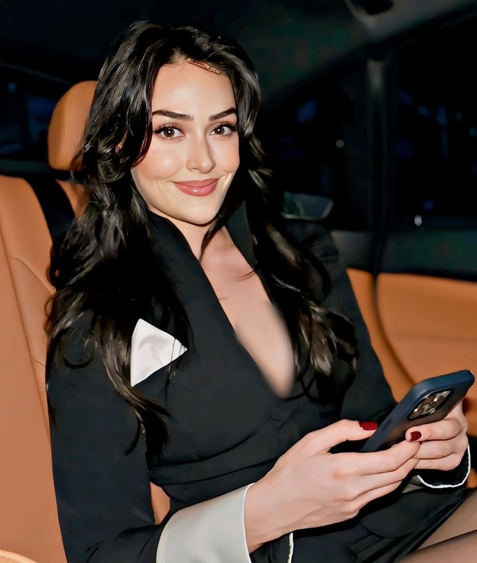 Adriana Lima Mı? Esra Bilgiç Mi?