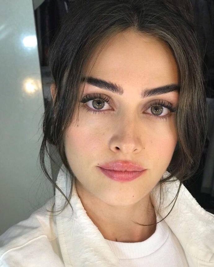 Adriana Lima Mı? Esra Bilgiç Mi?