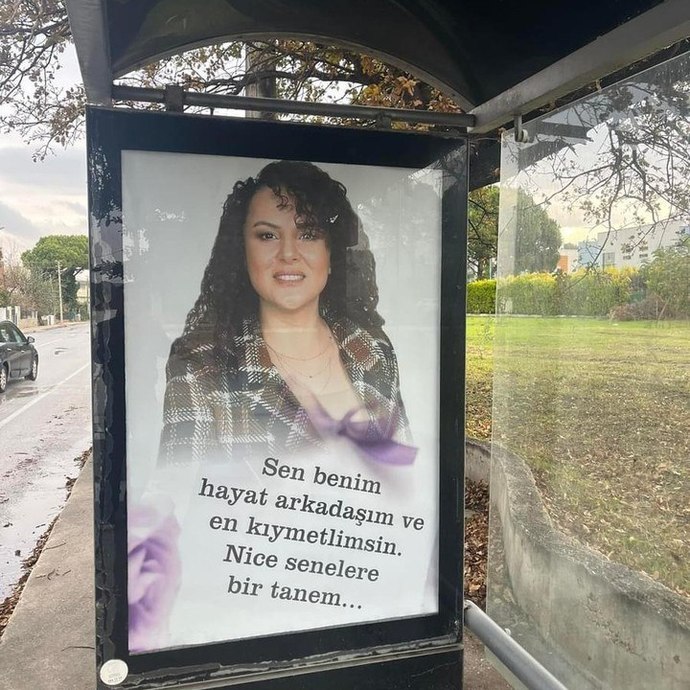 Çanakkalede bir vatandaş, eşinin doğum gününü otobüs duraklarında ilan vererek kutladı. Siz böyle çılgın şeyler yapar mısınız?