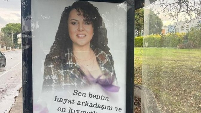 Çanakkale'de bir vatandaş, eşinin doğum gününü otobüs duraklarında ilan vererek kutladı. Siz böyle çılgın şeyler yapar mısınız?